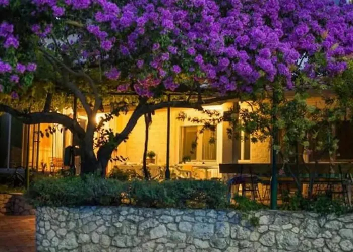 Two-bedroom With View Appartement *